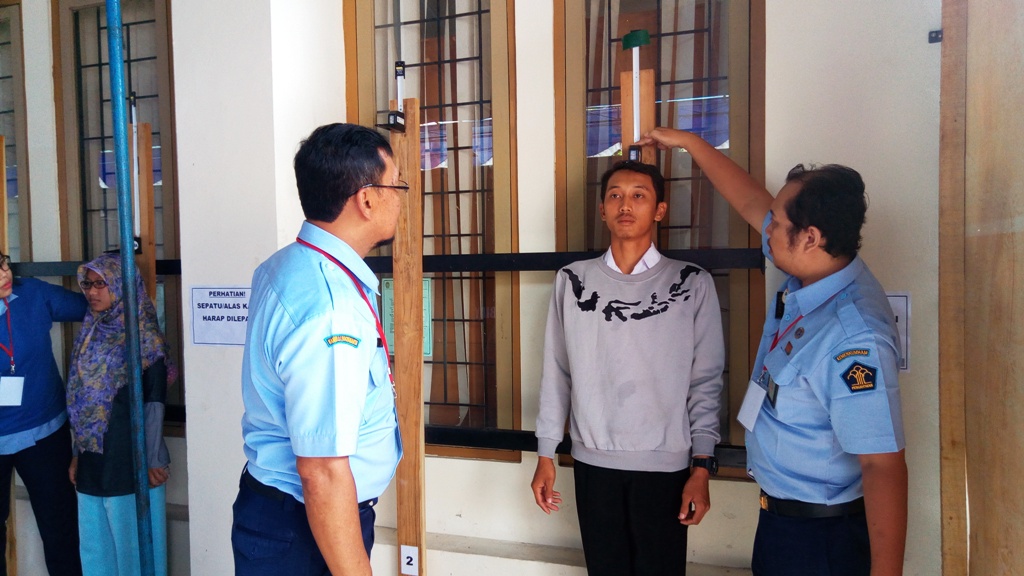 ukur-tinggi-badan-cpns-kemenkumham_20170911_123832.jpg