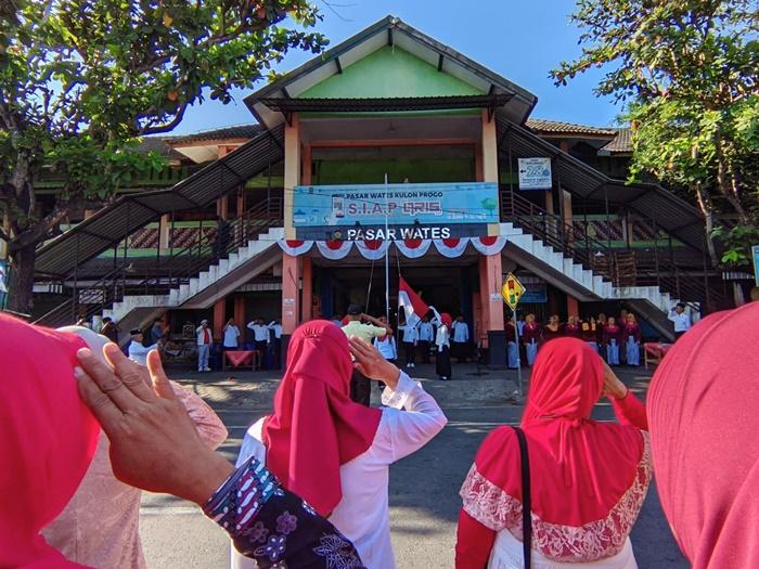 Khidmatnya Upacara Bendera HUT ke-79 RI oleh Warga Pasar Wates Kulon Progo
