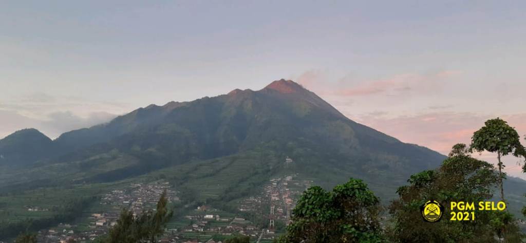 update-gunung-merapi-sabtu-29-mei-2021-gugurkan-lava-pijar-lima-kali-berjarak-15-km.jpg