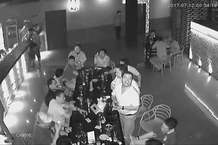video-yang-memuat-seseorang-diduga-kapolres-simalungun-sedang-mabuk-minuman-keras_20170715_125027.jpg