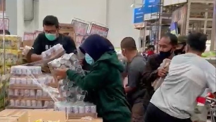 viral-video-warga-rebutan-susu-beruang-di-medsos.jpg