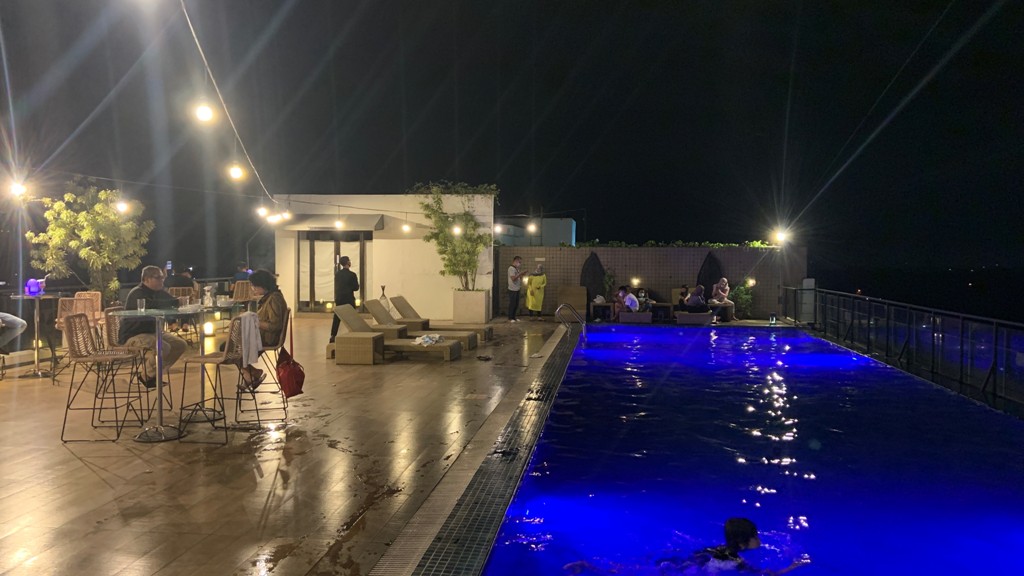 vue-bar-rooftop-salah-satu-venue-outdoor-paket-pernikahan-di-satoria-hotel.jpg