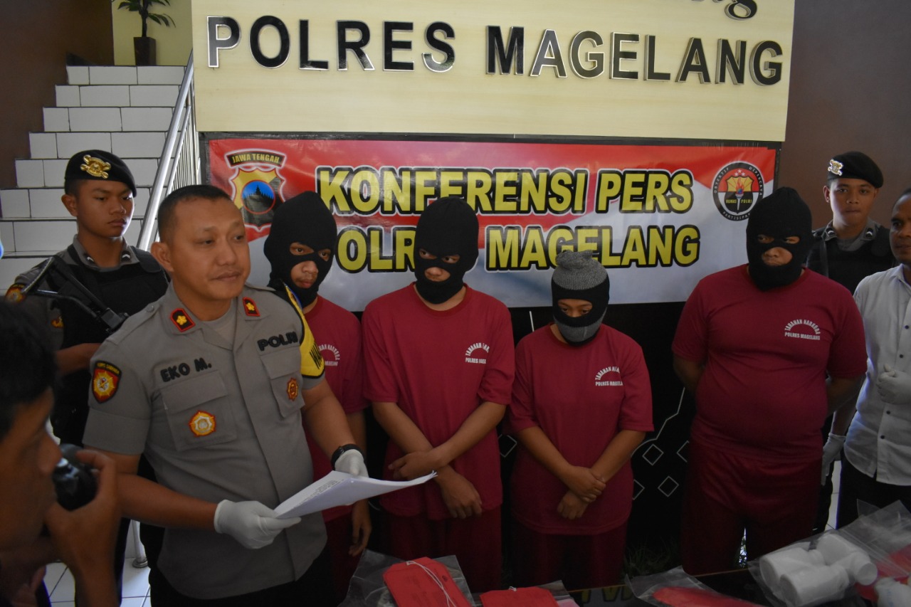 wakapolres-magelang-kompol-eko-mardiyanto-menunjukkan-barang-bukti-pil-yarindu.jpg