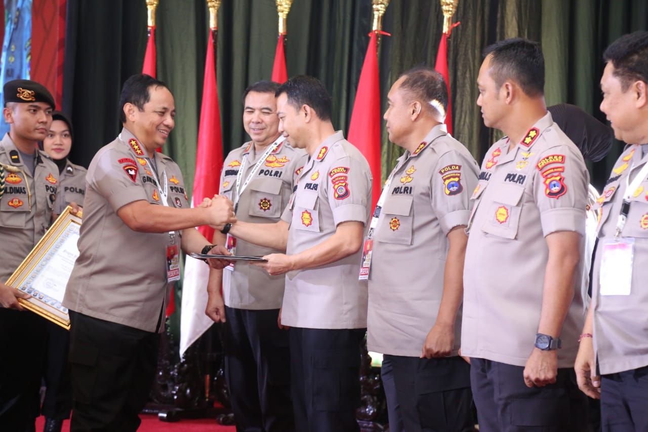 wakapolri-serahkan-penghargaan-kapolres-sleman.jpg