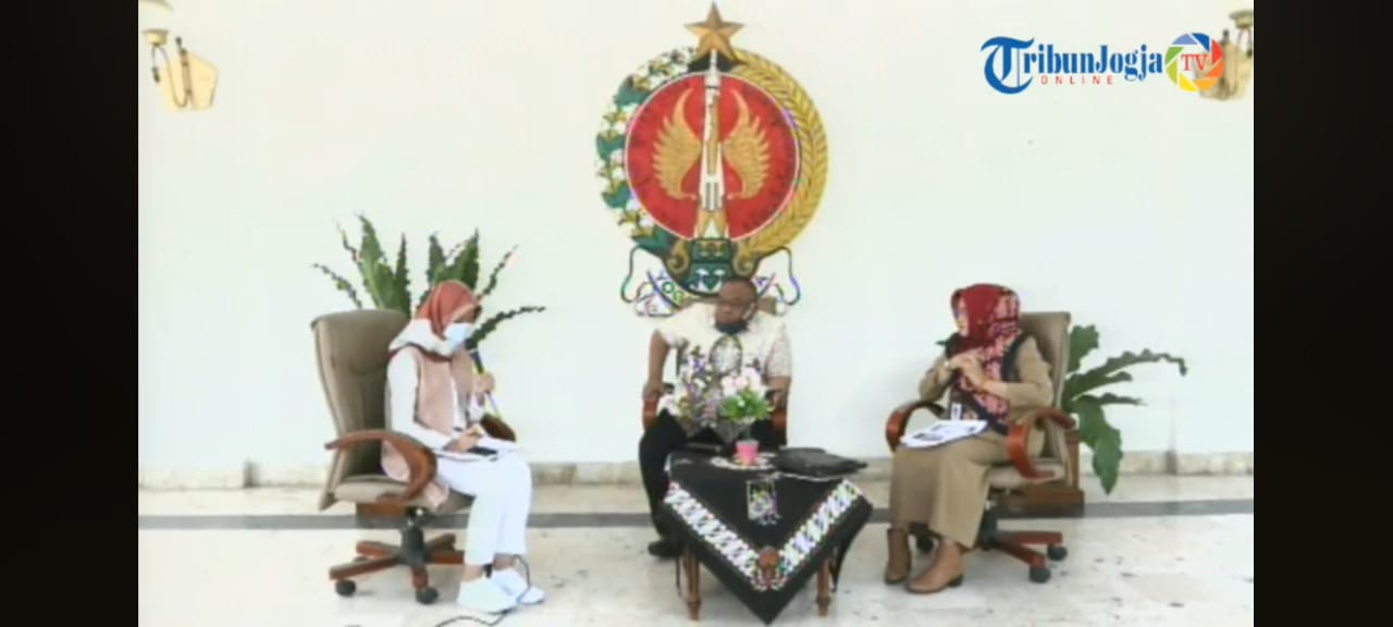 wakil-ketua-komisi-b-dprd-diy-rb-dwi-wahyu-tengah-dan-kepala-biro-administrasi.jpg