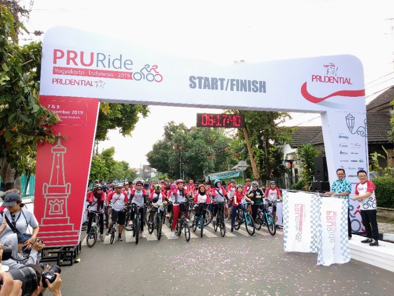 wakil-walikota-yogya-heroe-poerwadi-lepas-ribuan-peserta-10k-pruride-2019-di-mandala-krida.jpg