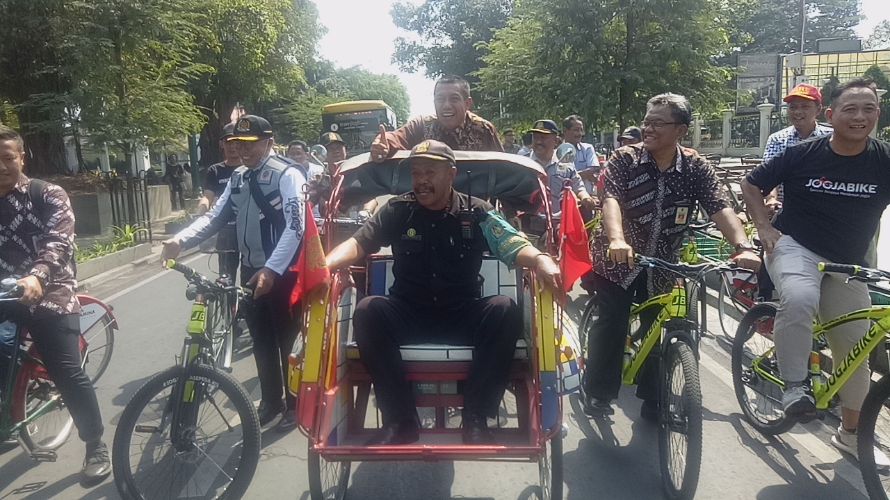 wali-kota-yogyakarta-haryadi-suyuti-saat-mengenalkan-becak-listrik.jpg
