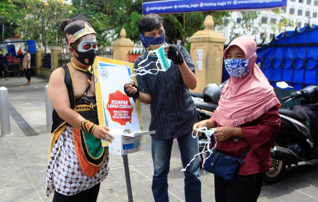 warga-berkostum-tokoh-pewayangan-ikut-membagikan-masker-saat-kepolisian-ri.jpg