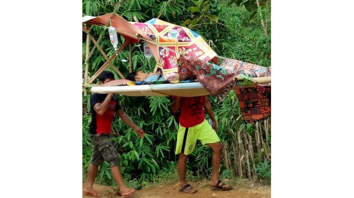 warga-desa-parek-yang-dipikul-untuk-mendapatkan-persalinan-ke-puskesmas-di-kecamatan-suti-semarang_20170816_123910.jpg