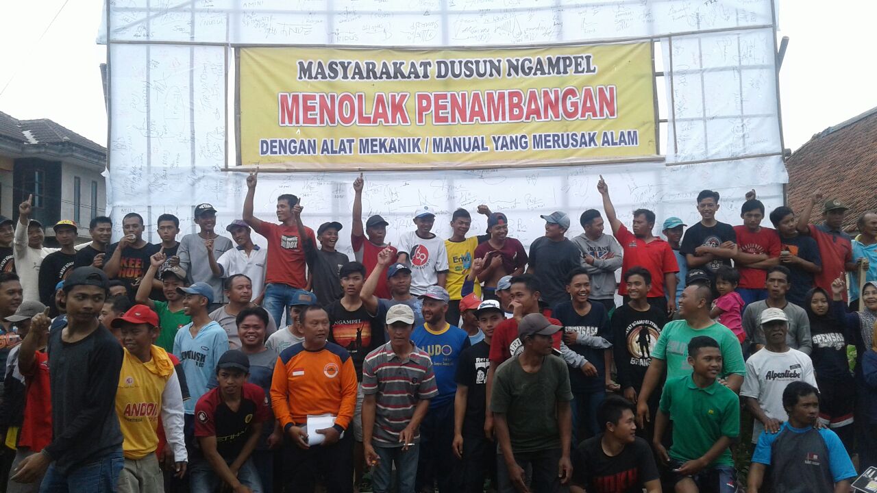 warga-dukun-tolak-penambangan_20171212_222259.jpg