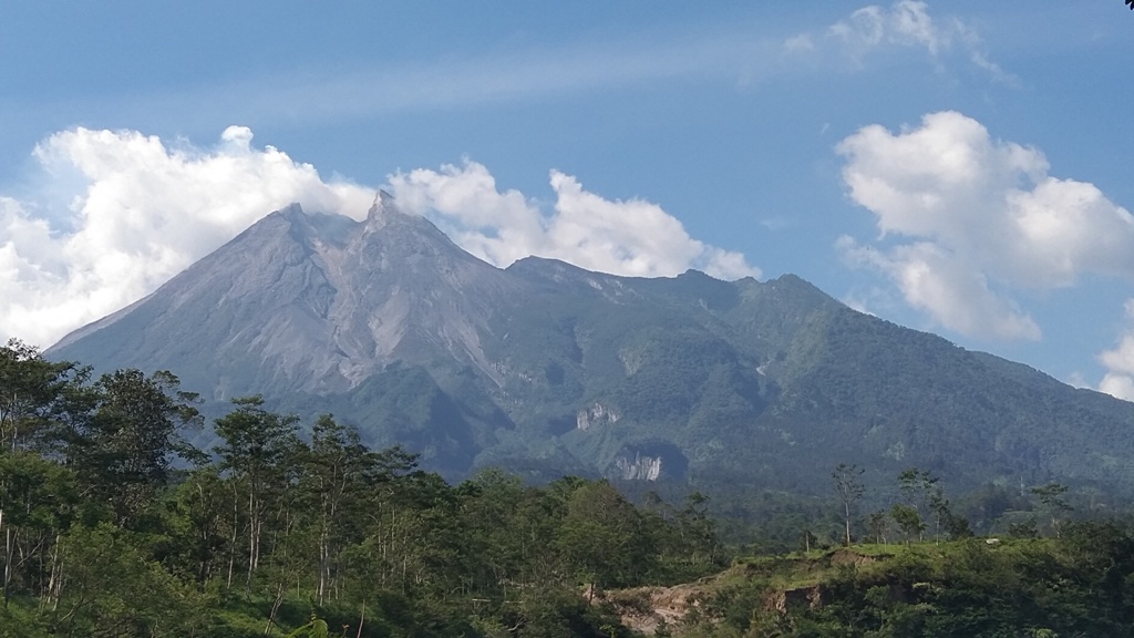 warga-krb-iii-di-klaten-masih-mendengar-suara-gemuruh-dari-puncak-gunung-merapi.jpg