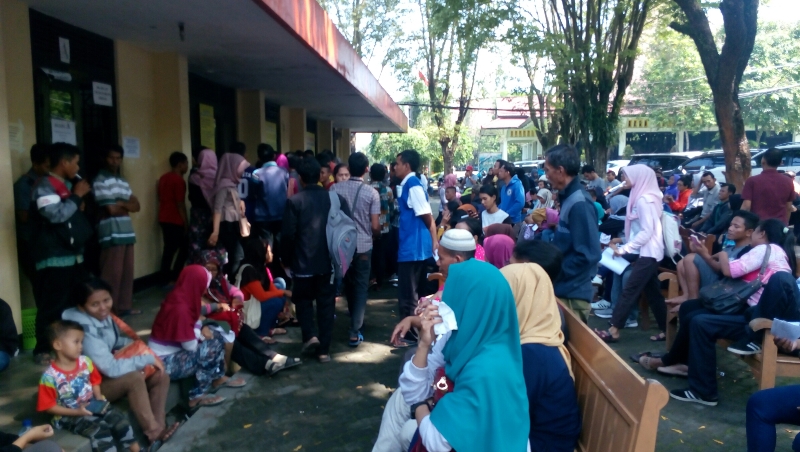 warga-mengantre-untuk-mencetakkan-e-ktp-di-kantor-dispendukcapil-klaten_20170703_145339.jpg
