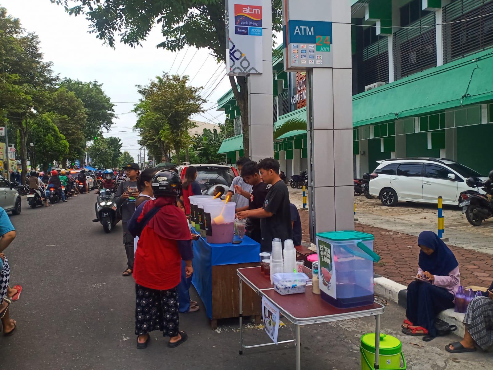 warga-tampak-sedang-berburu-menu-buka-puasa-di-kawasan-pasar-ramadan.jpg