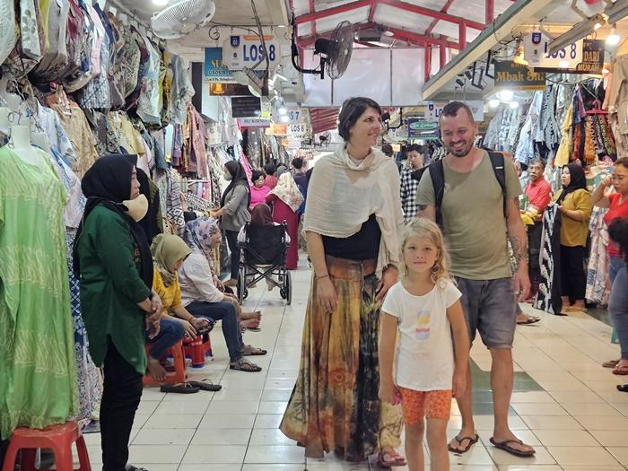 wisatawan-mancanegara-saat-mengunjungi-pasar-Beringharjo.jpg