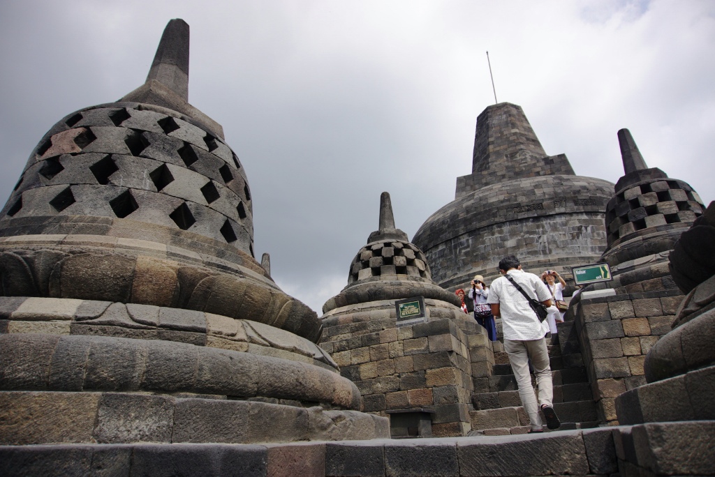 wisatawan-masih-berkunjung-di-candi-borobudur-meski-terguyur-hujan-abu_20180524_151119.jpg