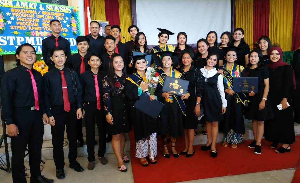 wisuda-sekolah-tinggi-pembangunan-masyarakat-desa-apmd-periode-mei_3.jpg