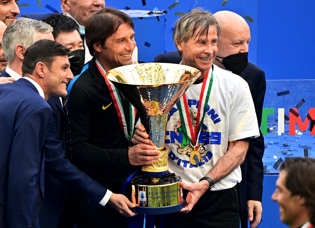 zanetti-steven-zhang-antonio-conte-gabriele-oriali-giuseppe-marotta-pegang-trofi-scudetto.jpg
