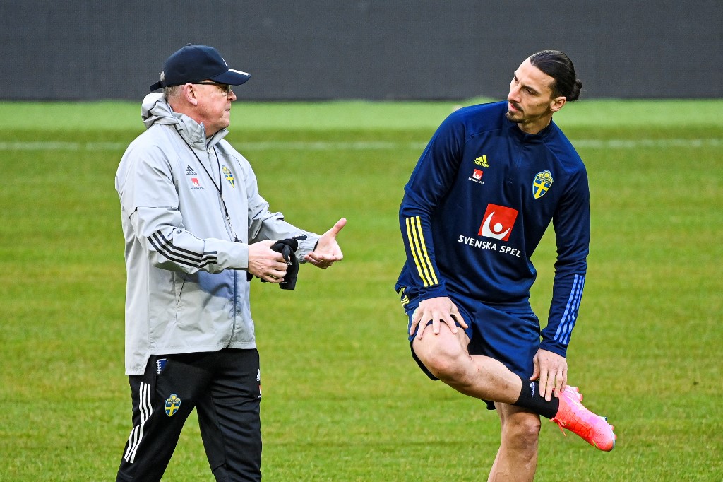 zlatan-ibrahimovic-dan-pelatih-timnas-swedia-janne-andersson-di-sesi-latihan-di-stockholm.jpg