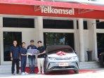 14-Tahun-Jadi-Pelanggan-Setia-Warga-Solo-Menangkan-Mobil-Listrik-dari-Program-SIMPATI-HOKI-2025.jpg