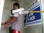 2-Pembobol-ATM-Dibekuk-Saat-Sedang-Bercinta.jpg