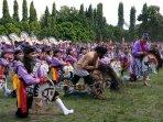 4883-peserta-menari-bersama-dalam-uny-njathil-1.jpg
