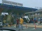 5-Kendaraan-Terlibat-Kecelakaan-di-Gardu-Tol-Halim-Utama-Dua-Truk-Sampai-Terguling.jpg