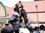 5-gunungan-habis-dirayah-warga-dalam-prosesi-grebeg-besar_20180822_164451.jpg