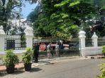 Abdi-dalem-Keraton-Yogyakarta-sedang-berjaga-di-depan-gerbang.jpg