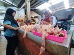 Aktivitas-lapak-pedagang-daging-ayam-di-Pasar-Wates-632024.jpg