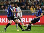 Alessandro-Bastoni-dan-Hakan-Calhanoglu-vs-Dembele-di-Liga-Champions-Inter-Milan-vs-Barcelona.jpg