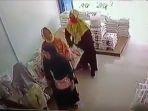 Alibi-tawar-menawar-emak-emak-ini-curi-sekarung-beras-dan-diapit-di-selangkangan.jpg