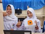 Alya-Meisya-kanan-dan-Felda-Triana-kiri-Siswi-SMA-Negeri-2-Cilacap-Perancang-Ompreng.jpg