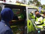 Ambulans-bawa-wisatawan-ke-Puncak-Bogor.jpg