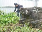 Anggota-KPCB-Klaten-saat-membersihkan-kawasan-yoni-di-Keprabon-Klaten.jpg