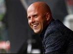 Arne-Slot-Butuh-Bek-Gelandang-Striker.jpg