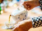 Arti-mimpi-menuangkan-teh-untuk-orang-lain.jpg