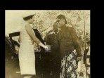 BERTEMU-SULTAN-Ratu-Elizabeth-II.jpg