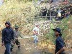 Babinsa-Koramil-dan-Forkopimcam-Ceper-Bersih-bersih-Rumpun-Bambu.jpg