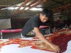 Bayu-Permadi-Pemilik-Sembung-Batik-tengah-mewarnai-kain.jpg