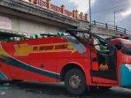 Berita-Kecelakaan-Sopir-Pengganti-Salah-Jalur-Atap-Bus-Mengelupas-Setelah-Tabrak-Dinding-flyover.jpg