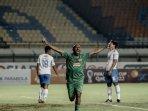 Boaz-Solossa-saat-merayakan-gol-ke-gawang-Persib-Bandung.jpg