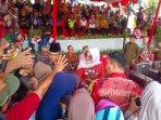 Bupati-Klaten-Sri-Mulyani-saat-membagikan-ketupat.jpg