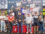 Bupati-Magelang-Zaenal-Arifin-usai-menyerahkan-Piala-dan.jpg