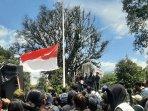 DPR-Sahkan-RUU-TNI-Massa-Jogja-Memanggil-Turunkan-Bendera-Merah-Putih-Setengah-Tiang.jpg
