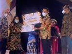 Dirjen-Vokasi-Kemendikbudristek-memberikan-penghargaan-kepada.jpg