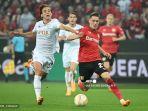 Edoardo-Bove-vs-Florian-Wirtz-di-semifinal-Liga-Eropa-antara-Bayer-Leverkusen-vs-Roma.jpg