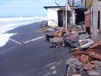 Empat-Bangunan-Milik-Warga-di-Pantai-Trisik-Kulon-Progo-Rusak-Parah-Akibat-Abrasi.jpg