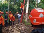 Evakuasi-warga-meninggal-di-atas-pohon-kelapa.jpg