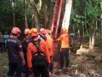 Evakuasi-warga-yang-tergantung-di-atas-pohon-kelapa-di-Minggir-Sleman.jpg