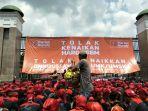Gerbang-DPR-Ditutupi-Spanduk-Besar-Bertulisakan-Tolak-Kenaikan-Harga-BBM-Dipasang-Oleh-Para-Buruh.jpg